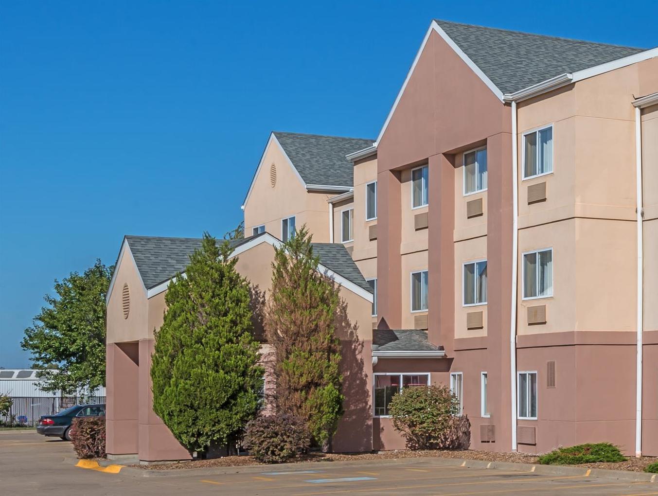 Baymont By Wyndham Salina Hotel Exterior foto