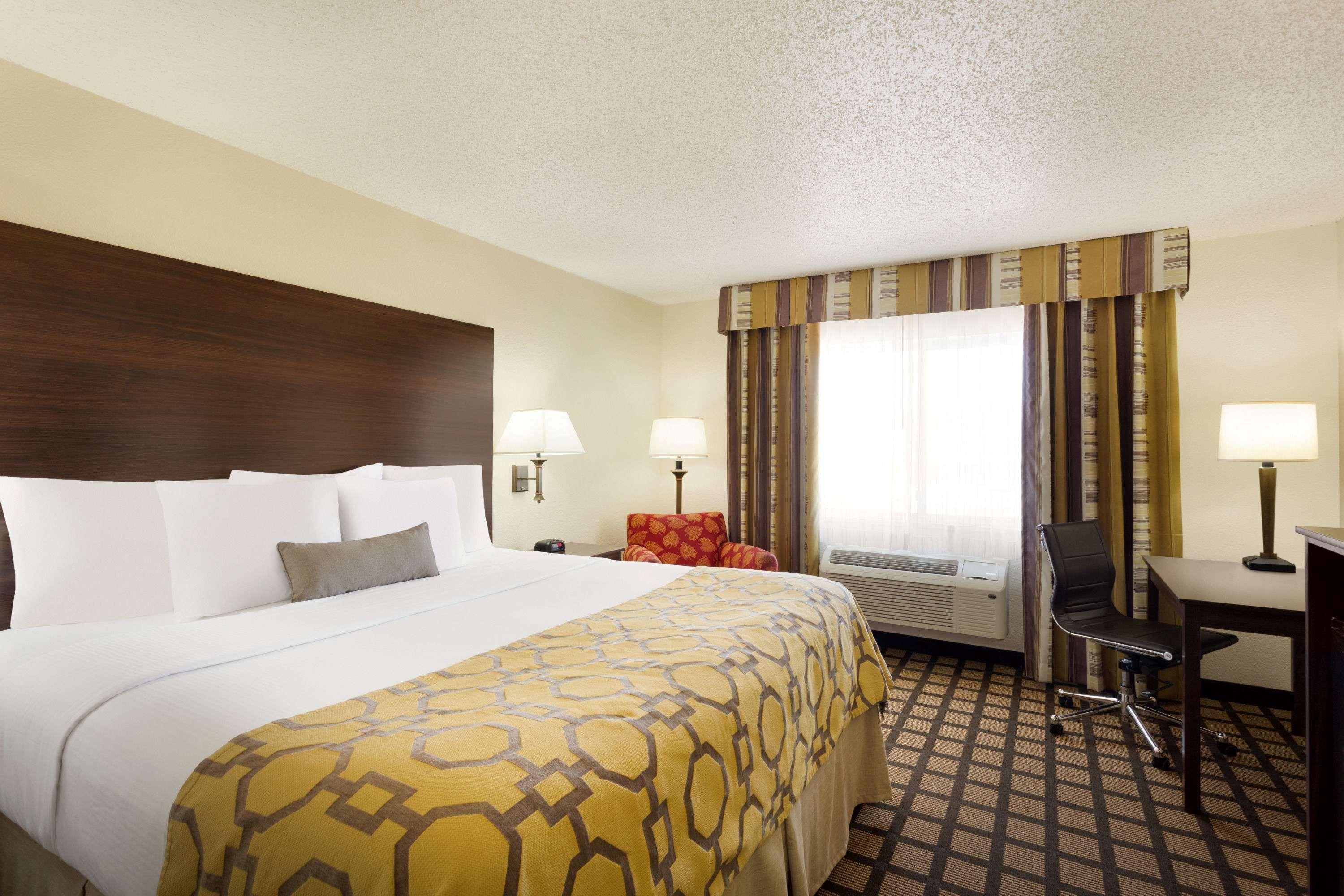 Baymont By Wyndham Salina Hotel Exterior foto