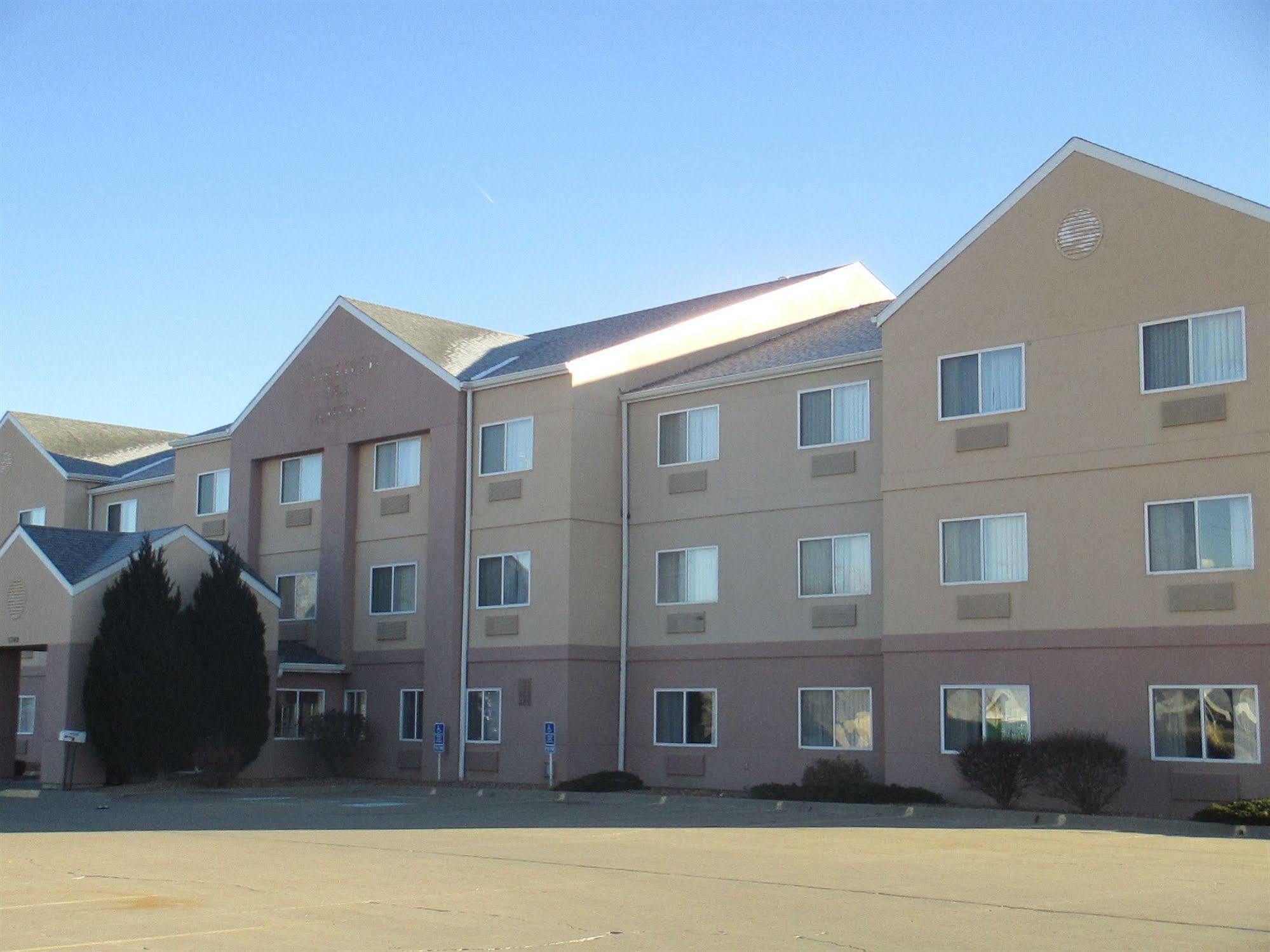 Baymont By Wyndham Salina Hotel Exterior foto
