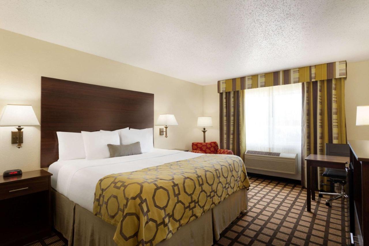 Baymont By Wyndham Salina Hotel Exterior foto