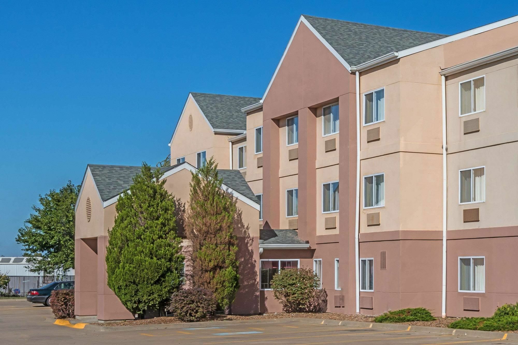 Baymont By Wyndham Salina Hotel Exterior foto